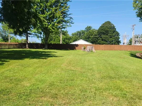 108 Shoreline Dr, Louisburg, KS 66053