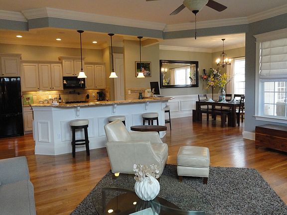 Beautiful living/dining/kitchen