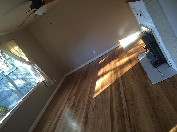 Living room w/ hardwood floors