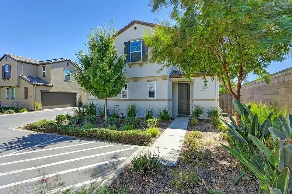 3 bed, 2.5 bath, 1697 sqft, $2,700 — Photo 1
