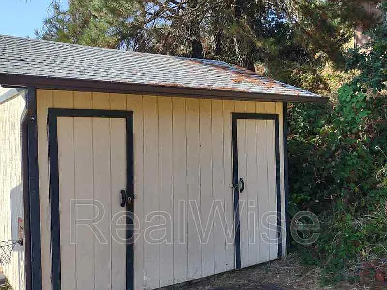 1132 NE Barager Ave — Photo 6