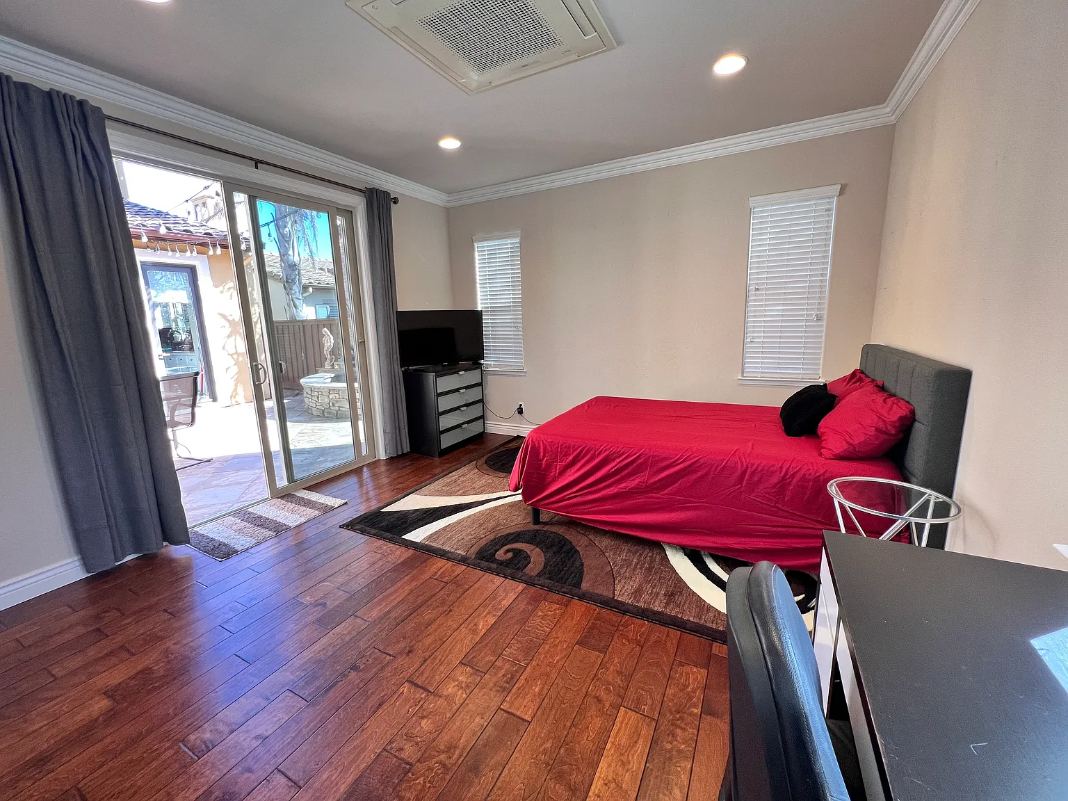 Studio, 4336 sqft, $1,250 — Photo 2