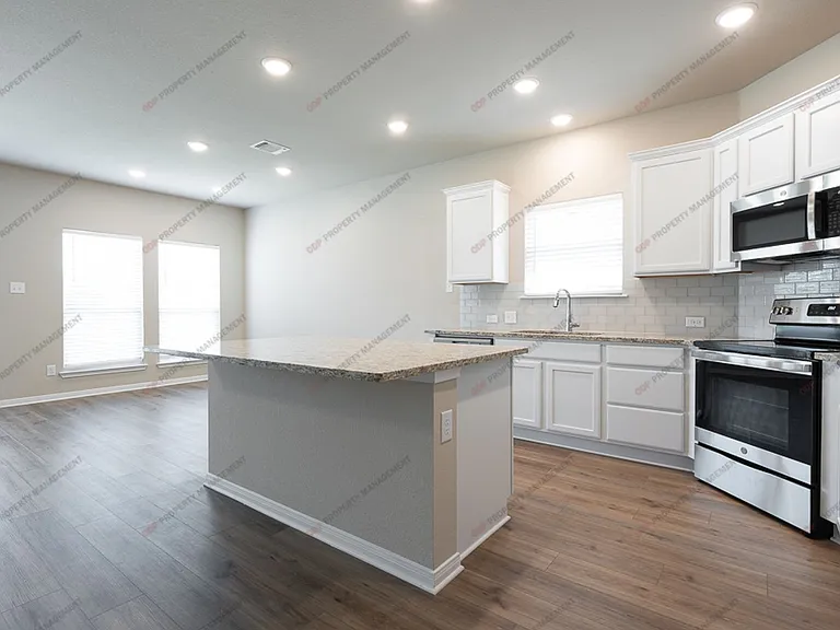 5305 Friars Loop — Photo 3