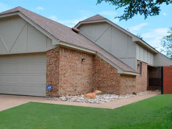 10621 Tall Oak Dr, Fort Worth, TX 76108