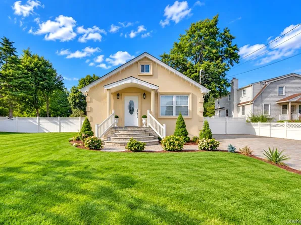 45 Matthews Avenue, West Babylon, NY 11704