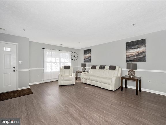 2nd image of 929 W Irvin Ave