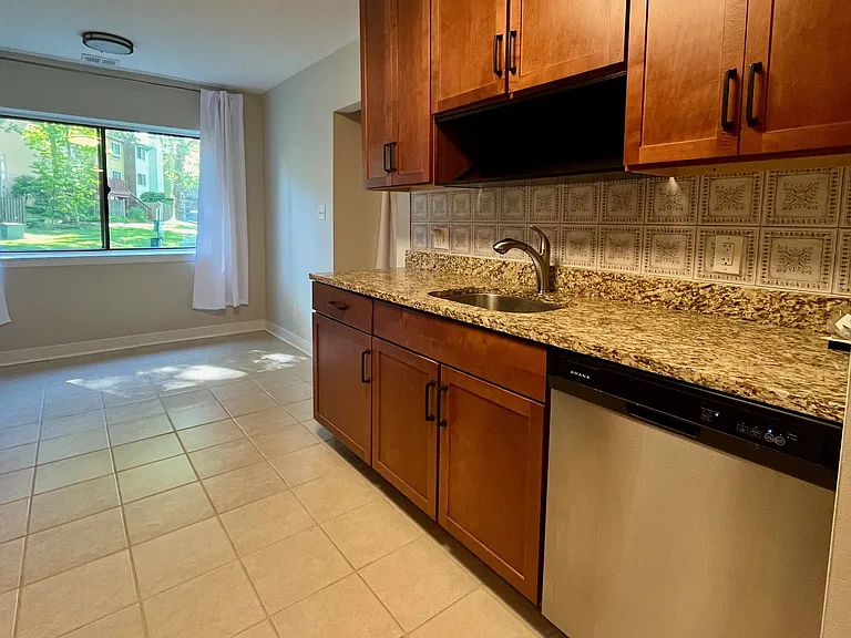 304 Hilltop Ln #C — Photo 4
