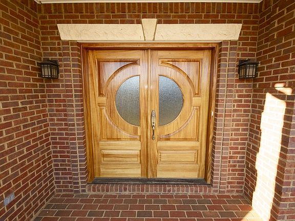 Beautiful entry : Custom made mahogony doors welcome your guest.