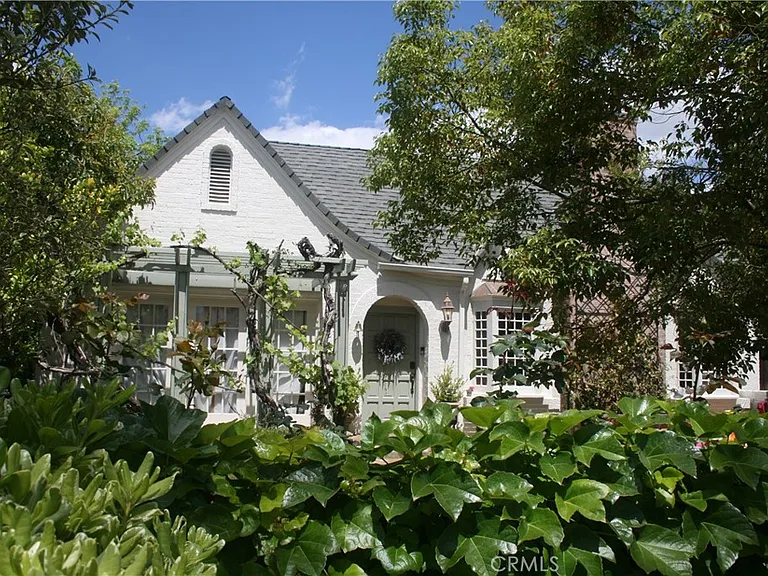 2421 N Heliotrope Dr — Photo 2