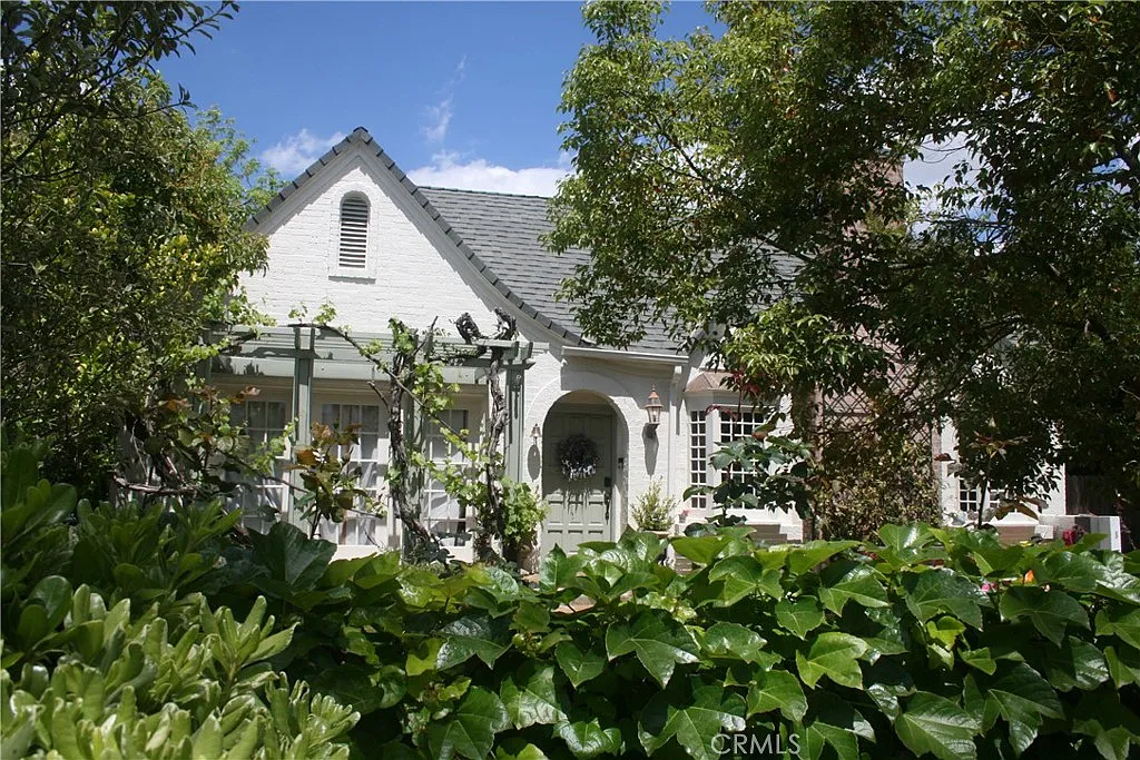 Building Photo - 2421 N Heliotrope Dr