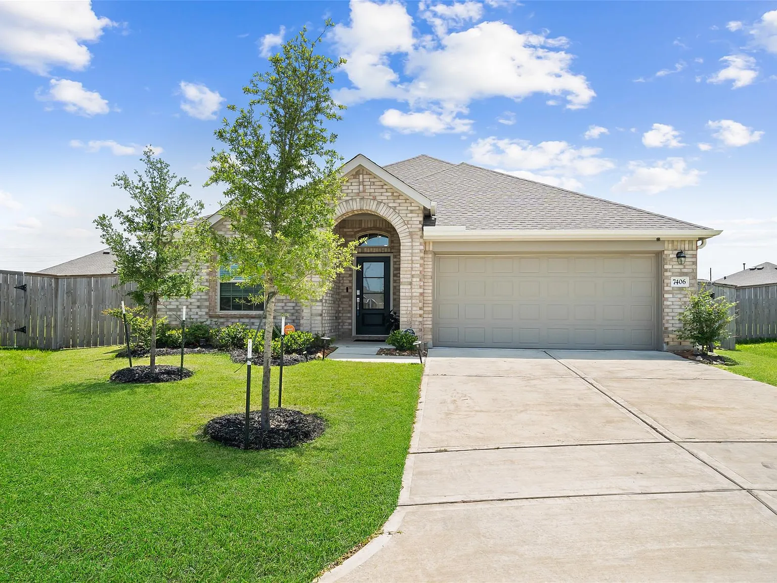 3 bed, 2.0 bath, 1974 sqft, $2,300 — Photo 2