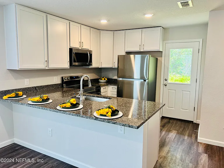 535 S Woodlawn St — Photo 4