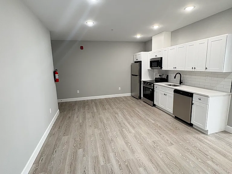 168-170 Fair St #203 — Photo 3
