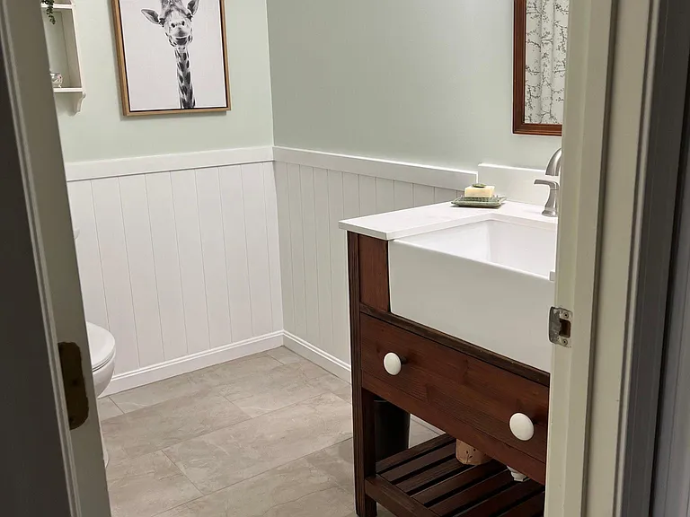 Upstairs full bath-recently upgraded (1)