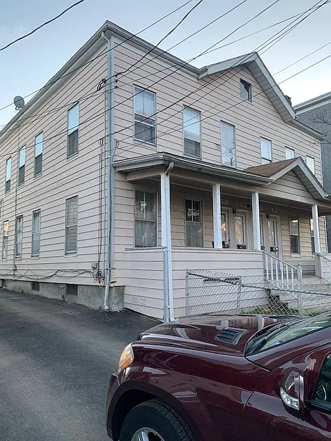 957 Hancock Ave #1