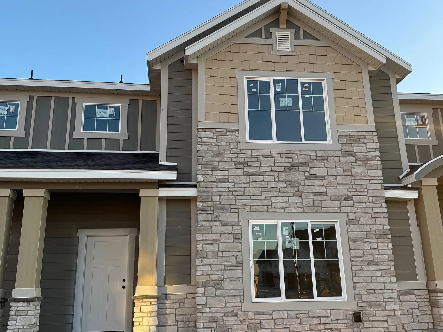3 bed, 2.5 bath, 2440 sqft, $2,100 — Photo 2