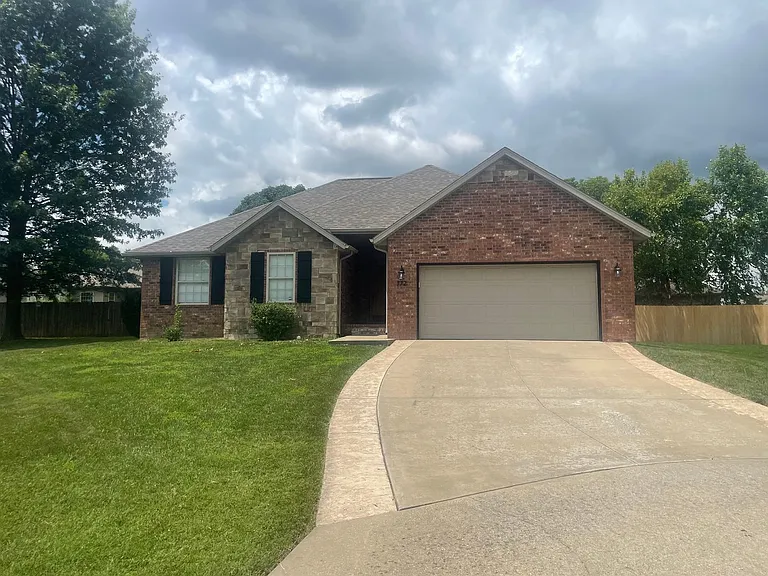 772 E Weller Ct — Photo 1