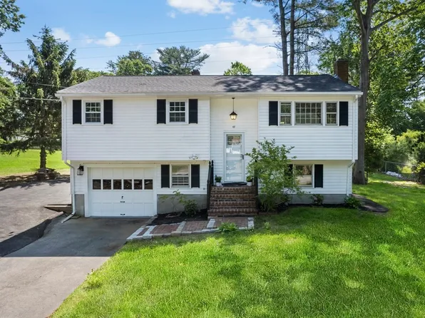49 Elizabeth Dr, Raynham, MA 02767