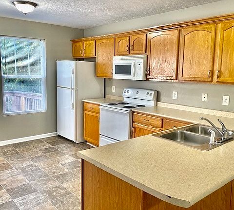 5th image of 1740 Baltimore Dr APT F