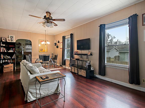 2nd image of 410 W Park Ave