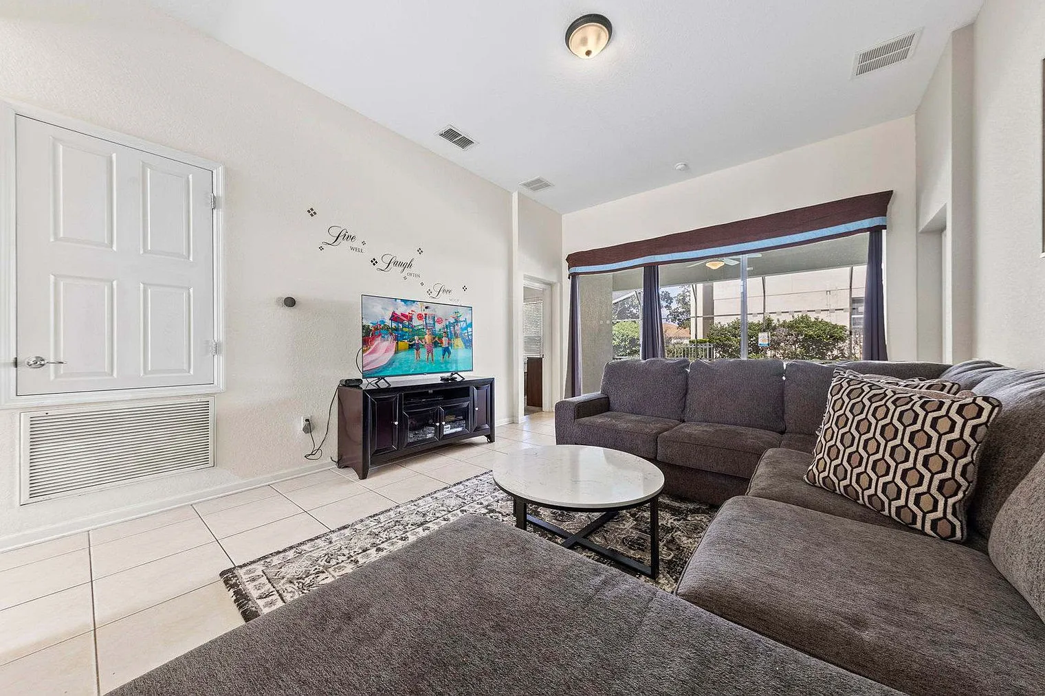 5 bed, 5.0 bath, 2346 sqft, $5,176 — Photo 2