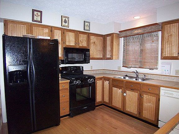Updated cabinets w/maple hardwoods