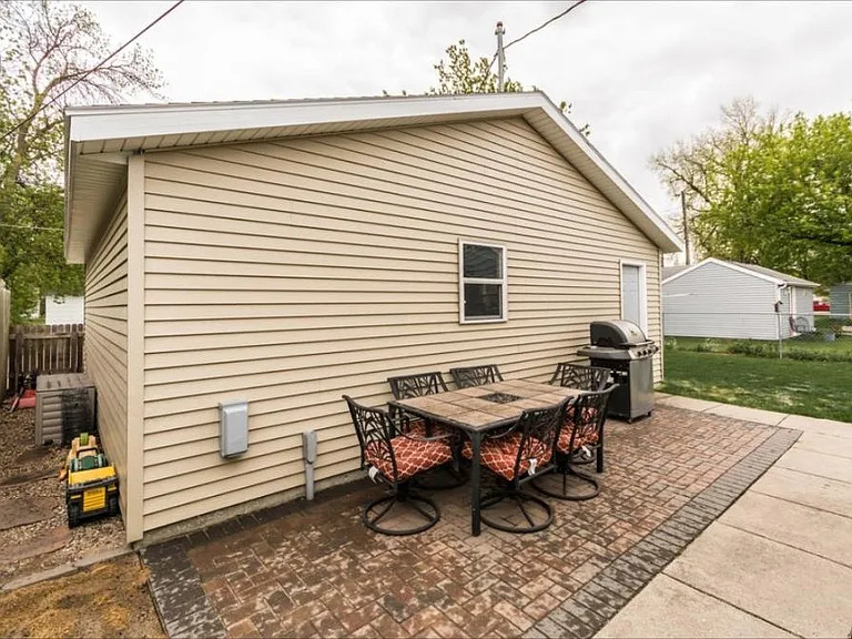 137 Columbia Ct — Photo 4