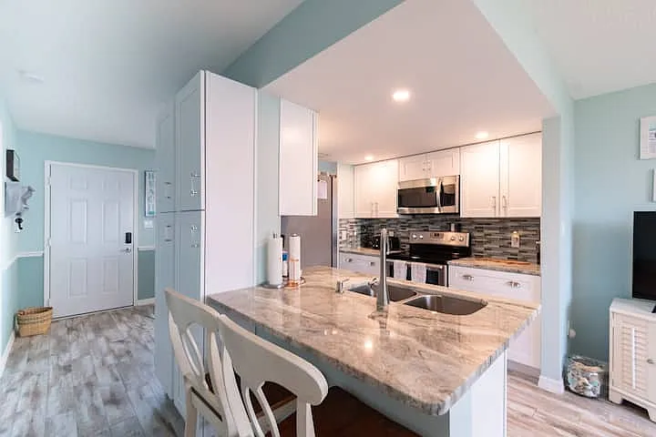516 Beach Park Ln — Photo 7
