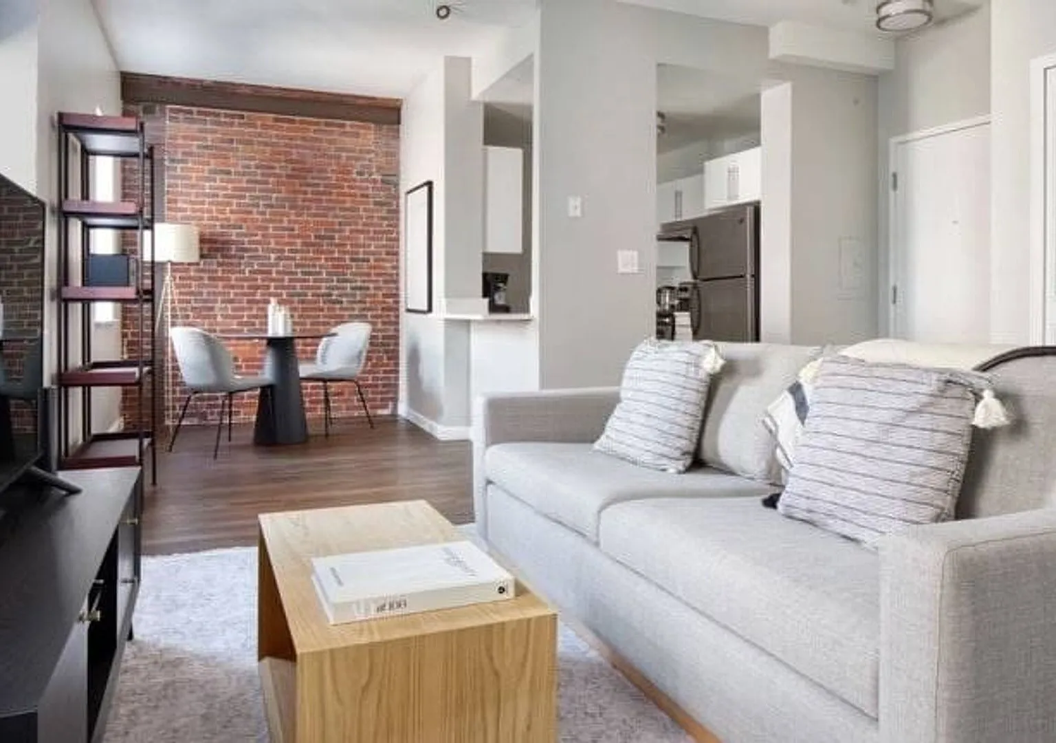 No Brokers Fee, One Month Rent-Free, Central Back Bay Location. — Photo 3