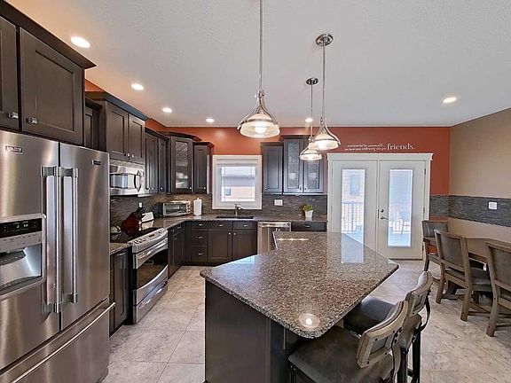 4th image of 13 Parkdale Way SE