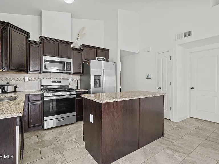 13760 Blackburn Ave — Photo 10