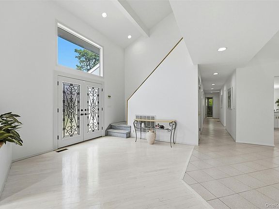 4th image of 4 Laurelwood Court