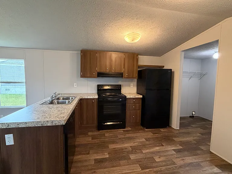 15 Locust St — Photo 18