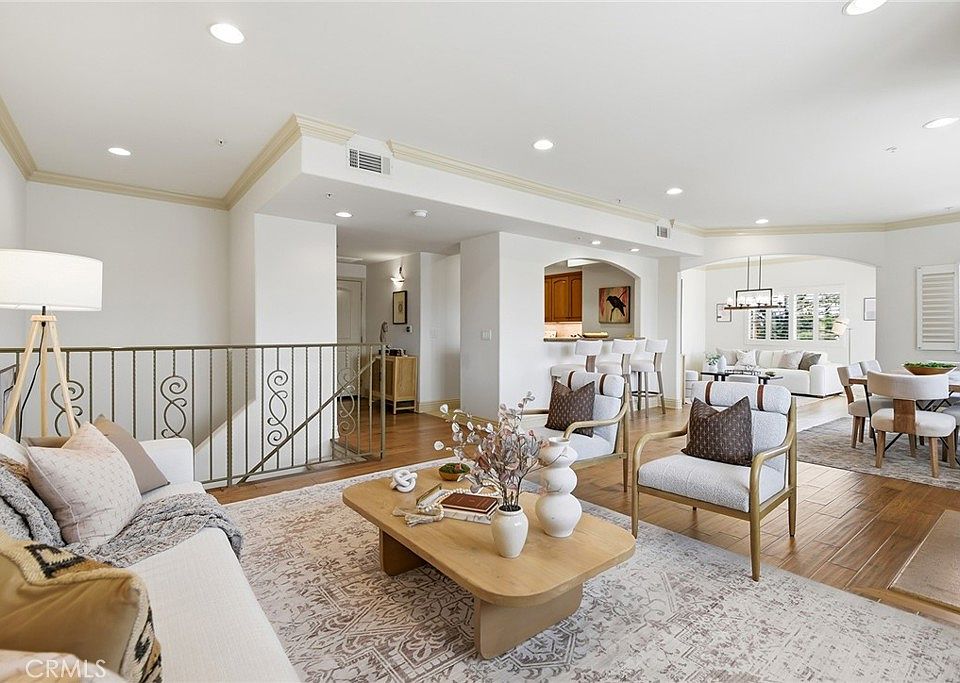 1st image of 11540 Moorpark St Unit 401