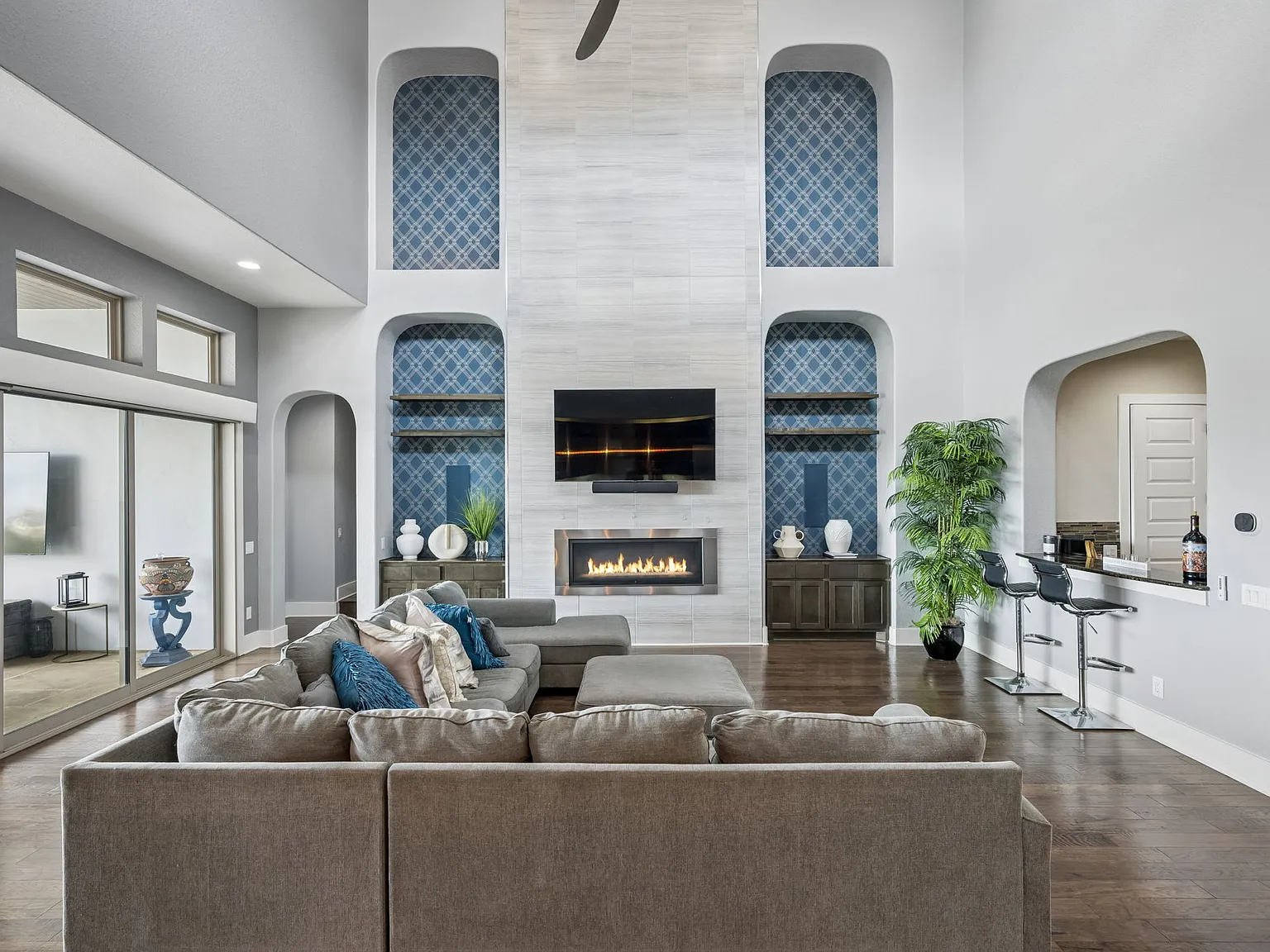 4 bed, 3904 sqft, $9,550 — Photo 4