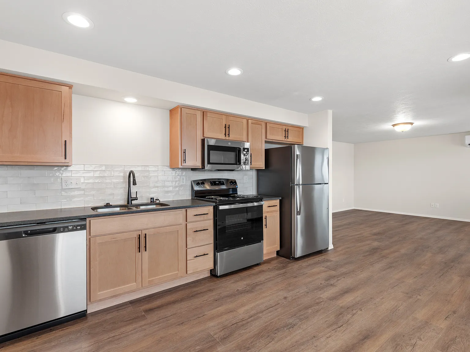 1 bed, 755 sqft, $1,321 — Photo 3