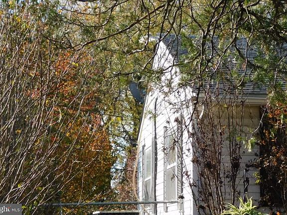 4th image of 11 Castle Hill Dr