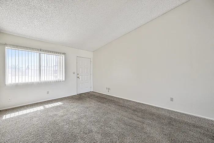 3 bed, 2.0 bath, 1661 sqft, $1,960 — Photo 2