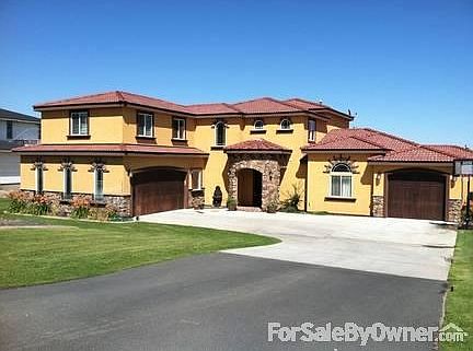 Front of the House
						:
						Turret entrance, and two separate garages for a total of 3.