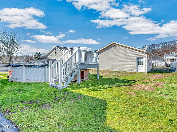 4th image of 1061 Springbrook Ave