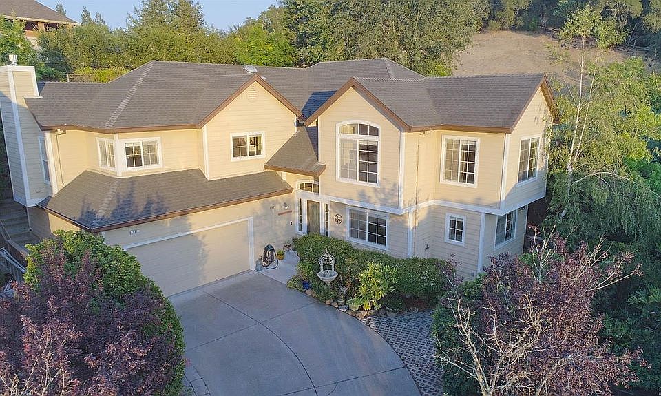 Welcome Home to 137 Village Oaks Court Healdsburg, California