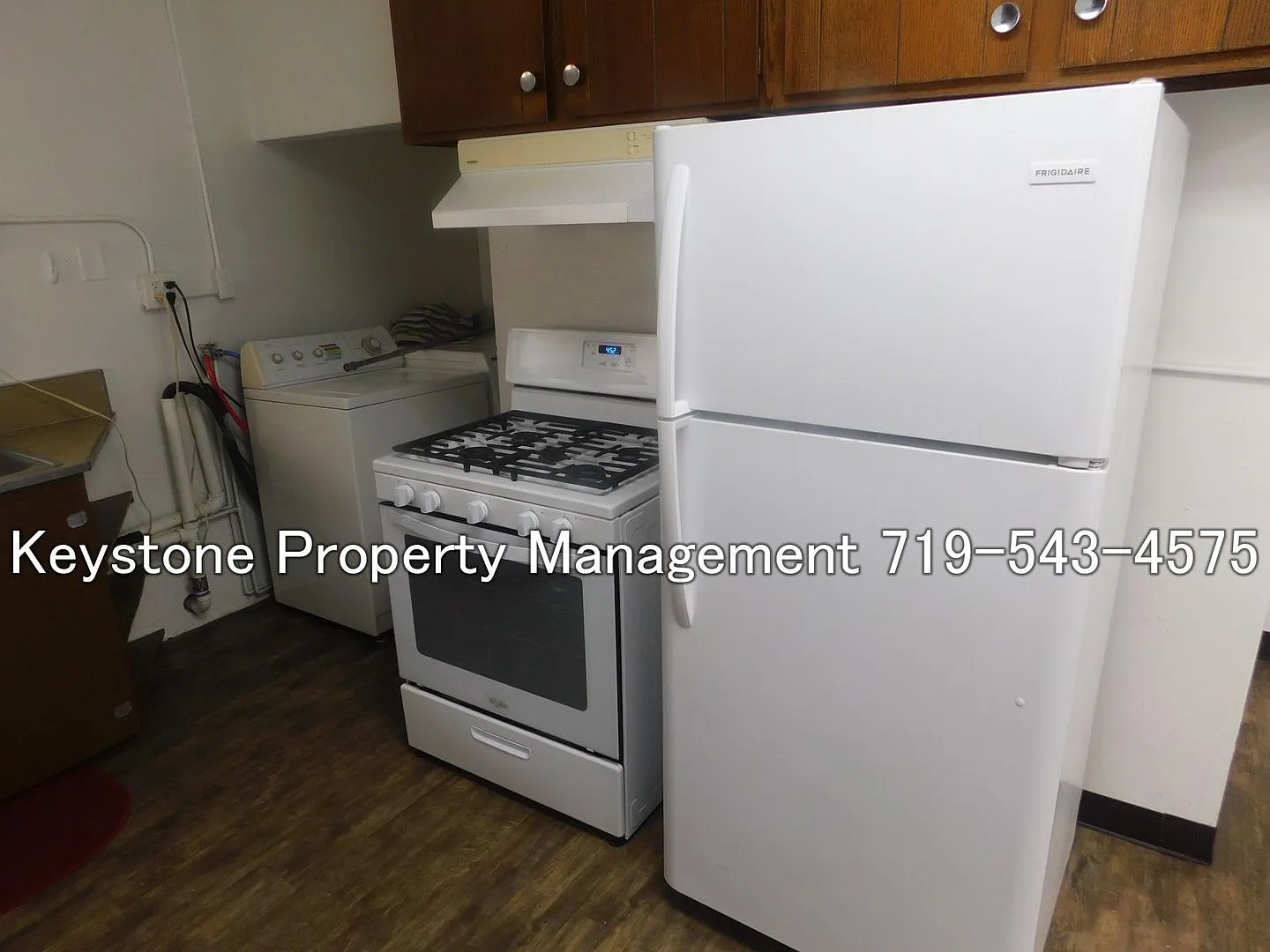 Bright & Spacious 3-Bedroom Rancher with Hardwood Floors and Fenced Yard $1100/$1100 — Photo 2