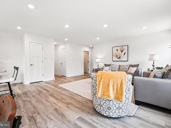 4th image of 1 Thorton Ave