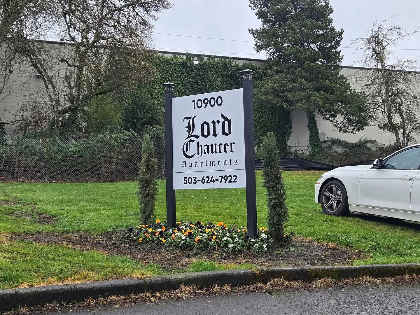 #273 Lord Chaucer Apartments — Photo 2