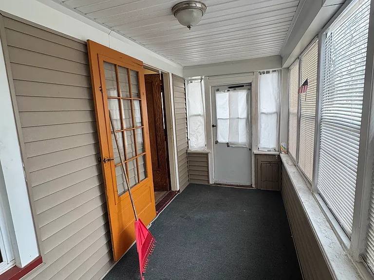 565 Webster Ave — Photo 11