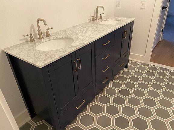 Luxury jack and jill bath