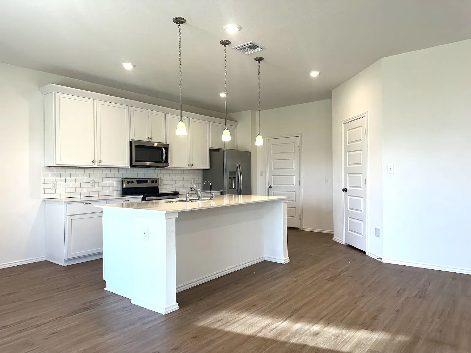4 bed, 3.0 bath, 2097 sqft, $1,850 — Photo 4