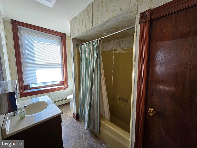 209 E Market St #2F — Photo 2