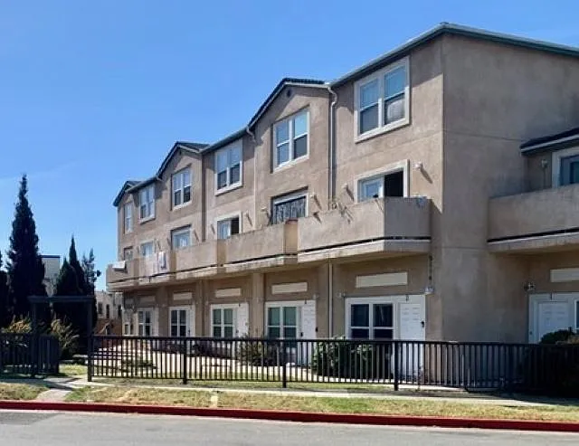 3 bed, 3.0 bath, 1600 sqft, $3,200 — Photo 1