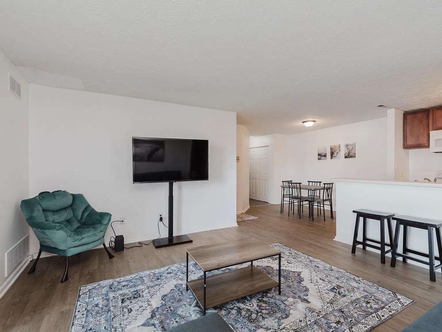 2 bed, 993 sqft, $2,000 — Photo 2